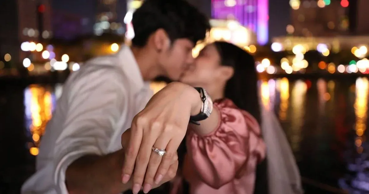 thời điểm trao nhẫn cầu hôn