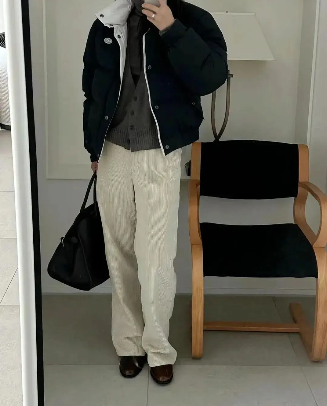 Áo sơ mi bà ngoại cổ chữ V xếp lớp, cổ cao, thân dưới kết hợp với quần nhung cơ bản sáng màu mang hơi hướng cổ điển nhẹ nhàng, đầy tính nghệ thuật, vừa quyến rũ vừa cao cấp.