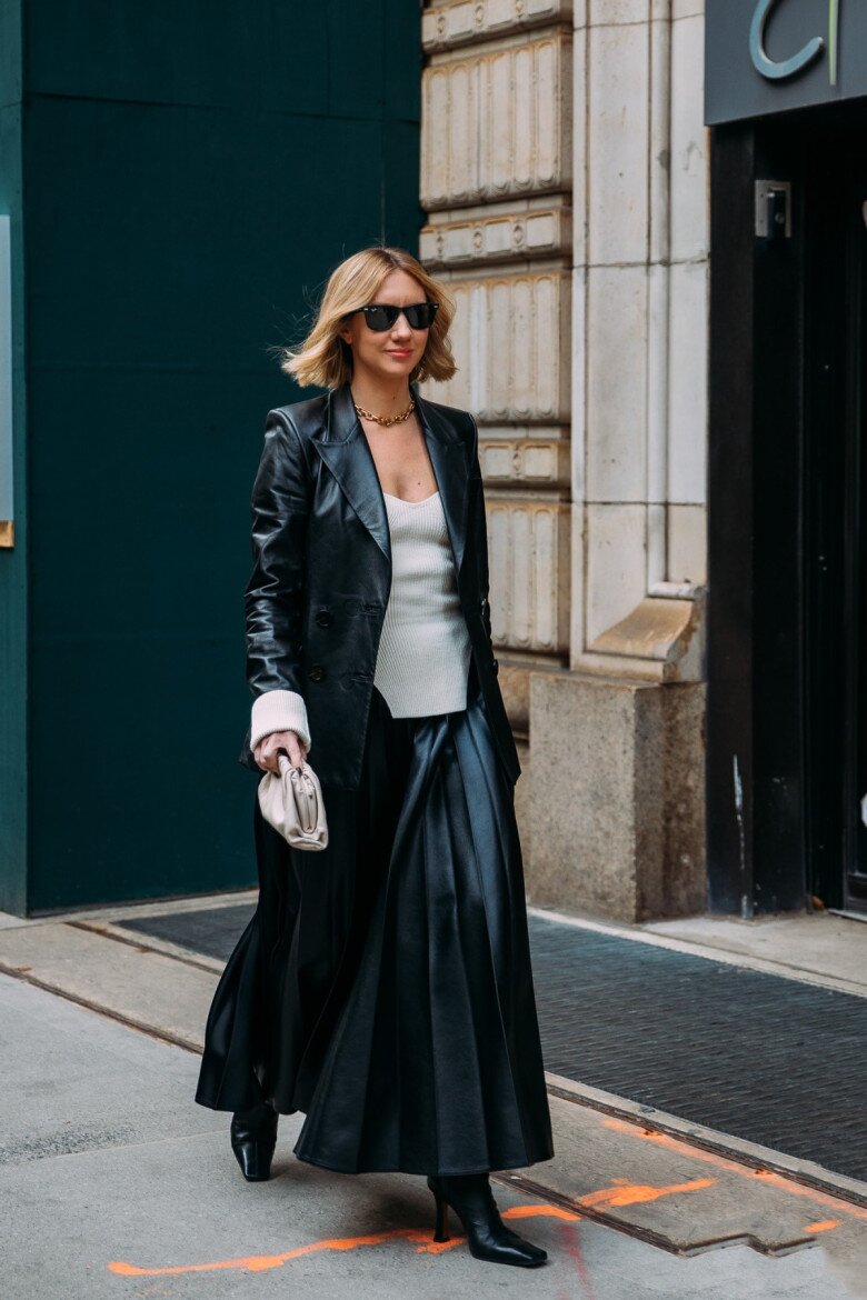 Không thể diện riêng với quần, áo khoác ngoài với váy midi chân váy sẽ cân bằng lại chi tiết cá tính của món đồ này. Trong khi đó, áo khoác da sẽ tạo nên phong cách hiện đại và chút ít cho chiếc váy nữ tính.