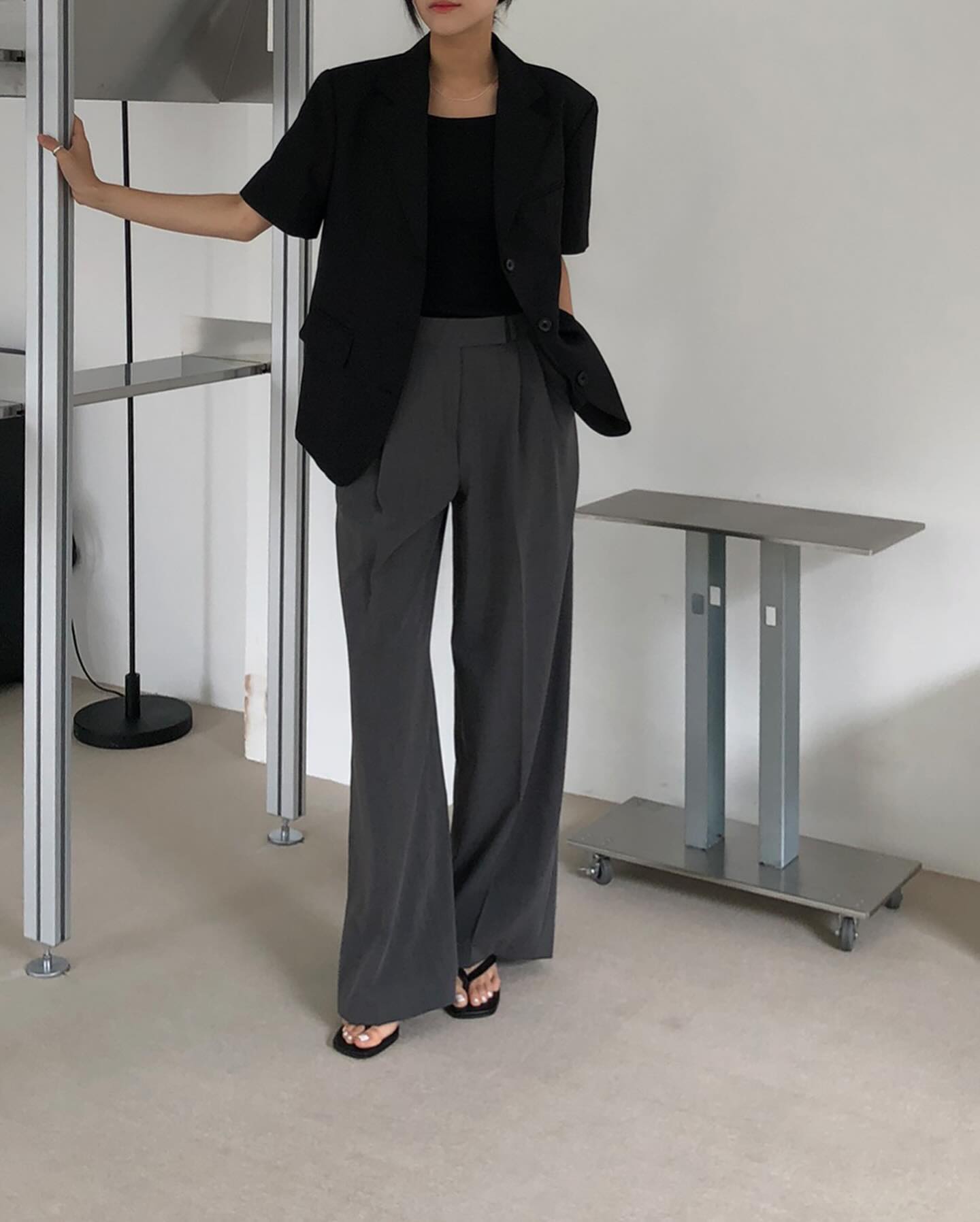 Xây dựng phong cách công sở tối giản với 5 món đồ siêu sang- Ảnh 3. Xây dựng phong cách công sở tối giản với 5 món đồ siêu sang- Ảnh 3.