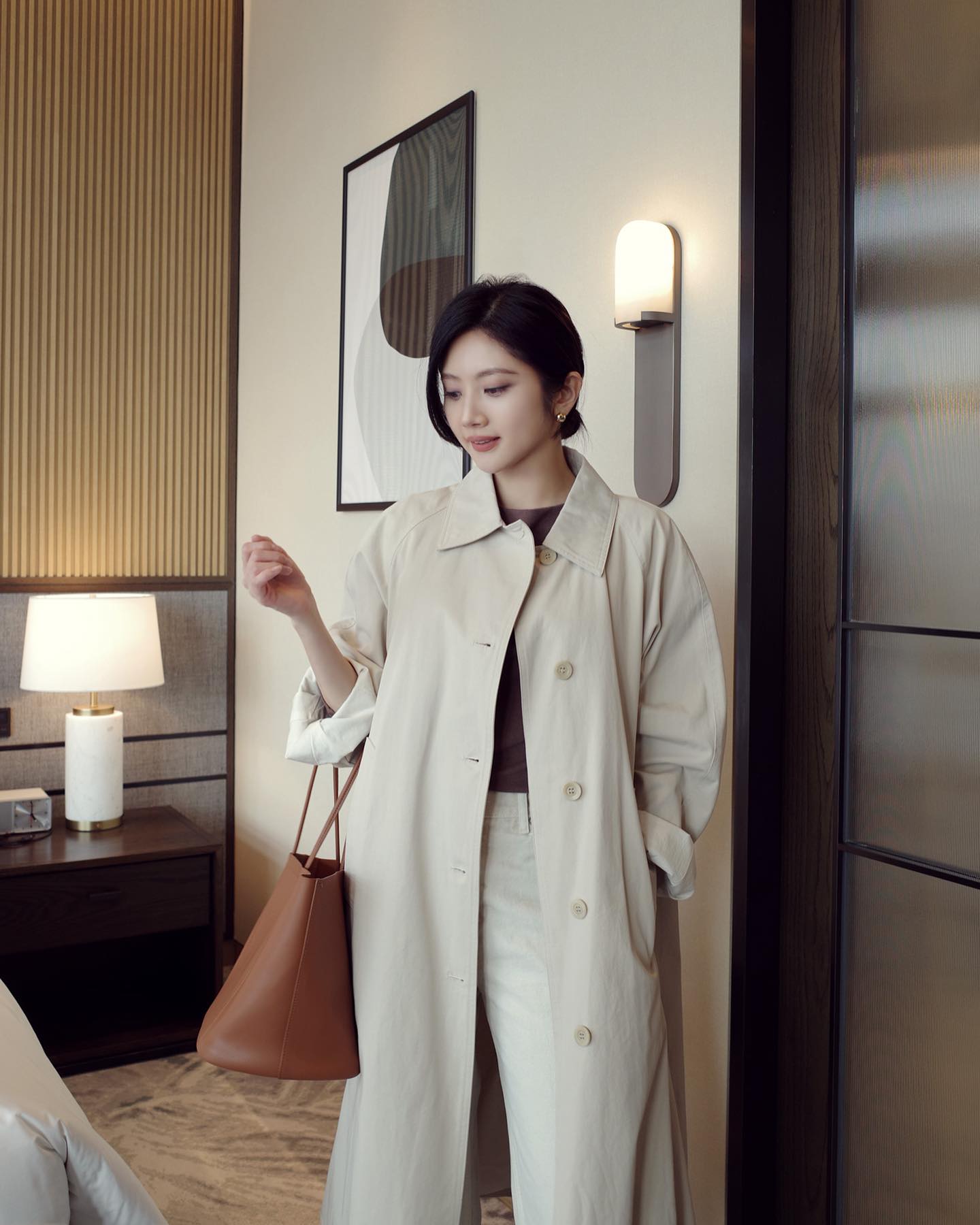 Xây dựng phong cách công sở tối giản với 5 món đồ siêu sang- Ảnh 11. Xây dựng phong cách công sở tối giản với 5 món đồ siêu sang- Ảnh 11.