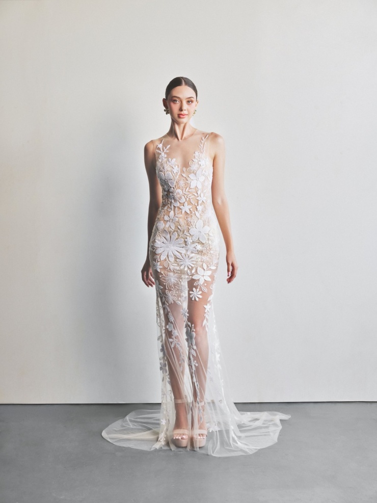 Chân dài 24 tuổi thể hiện bộ đầm đuôi cá trong suốt thêu hoa. Váy hoa là một trong những xu hướng thời trang cưới năm nay.