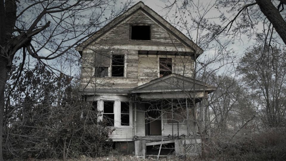 Đi vào ngôi nhà hoang