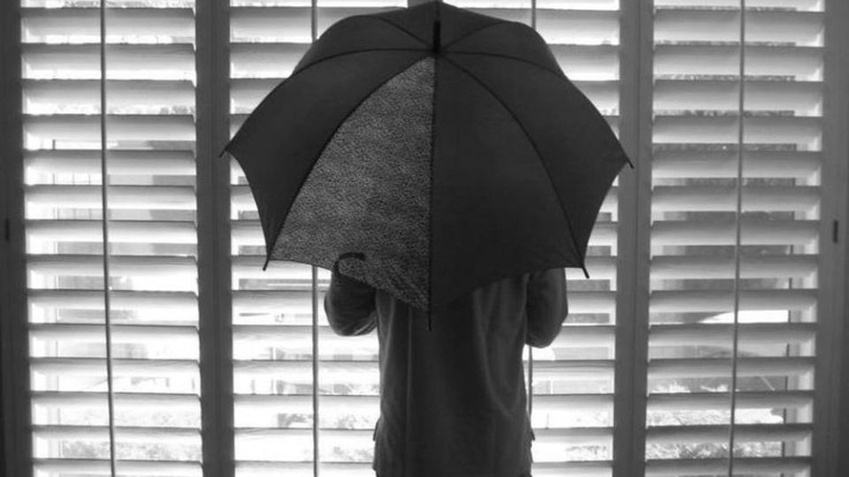 Mở ô ở trong nhà