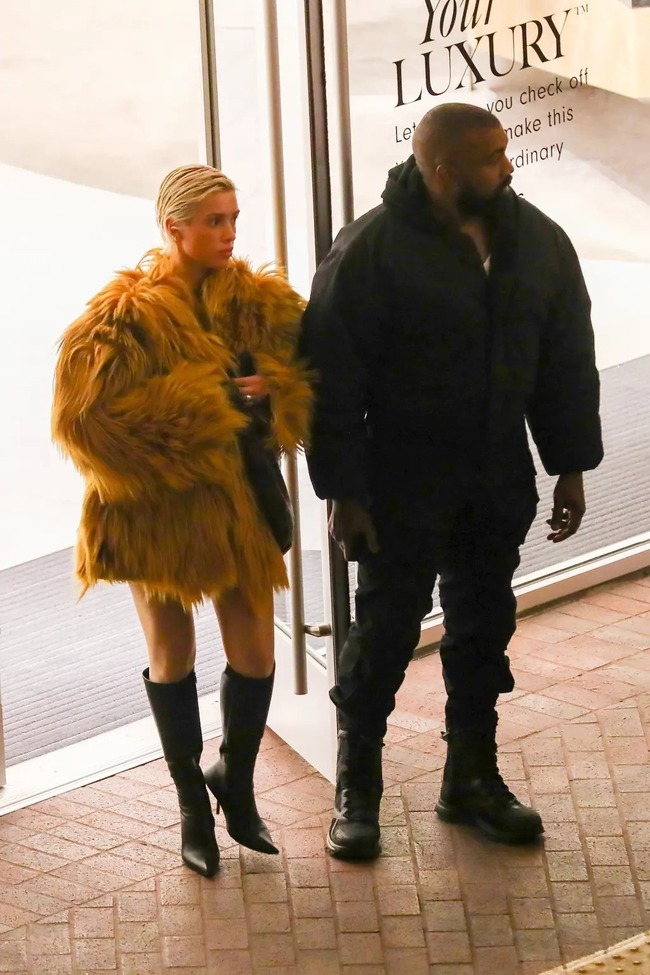 Bianca Censori: Cô gái khiến Kanye West phải 'cưới liền tay' - Ảnh 2. Bianca Censori: Cô gái khiến Kanye West phải 'cưới liền tay' - Ảnh 2.