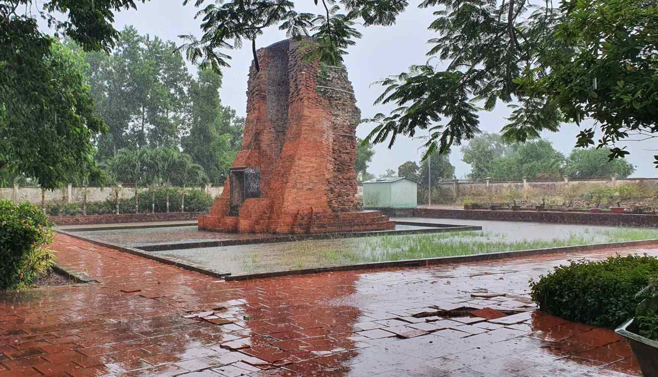 Tháp Vĩnh Hưng nơi có đến 5 báo vật Quốc gia được công nhân.