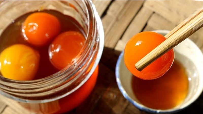 Trứng gà ngâm mật ong có công dụng gì?