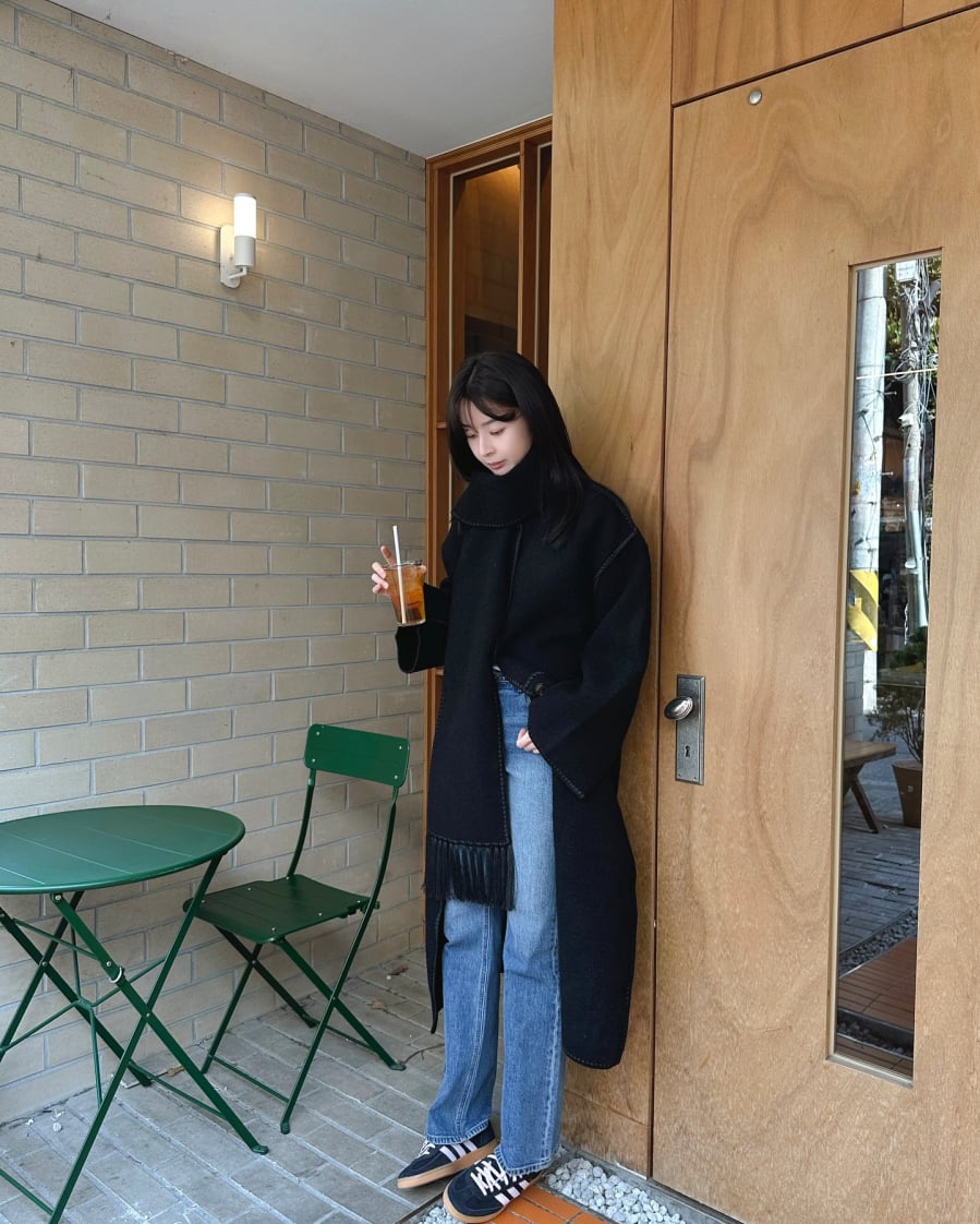 Áo khoác dạ đen dáng dài mang lại sự trầm sang đúng chuẩn mùa lạnh.