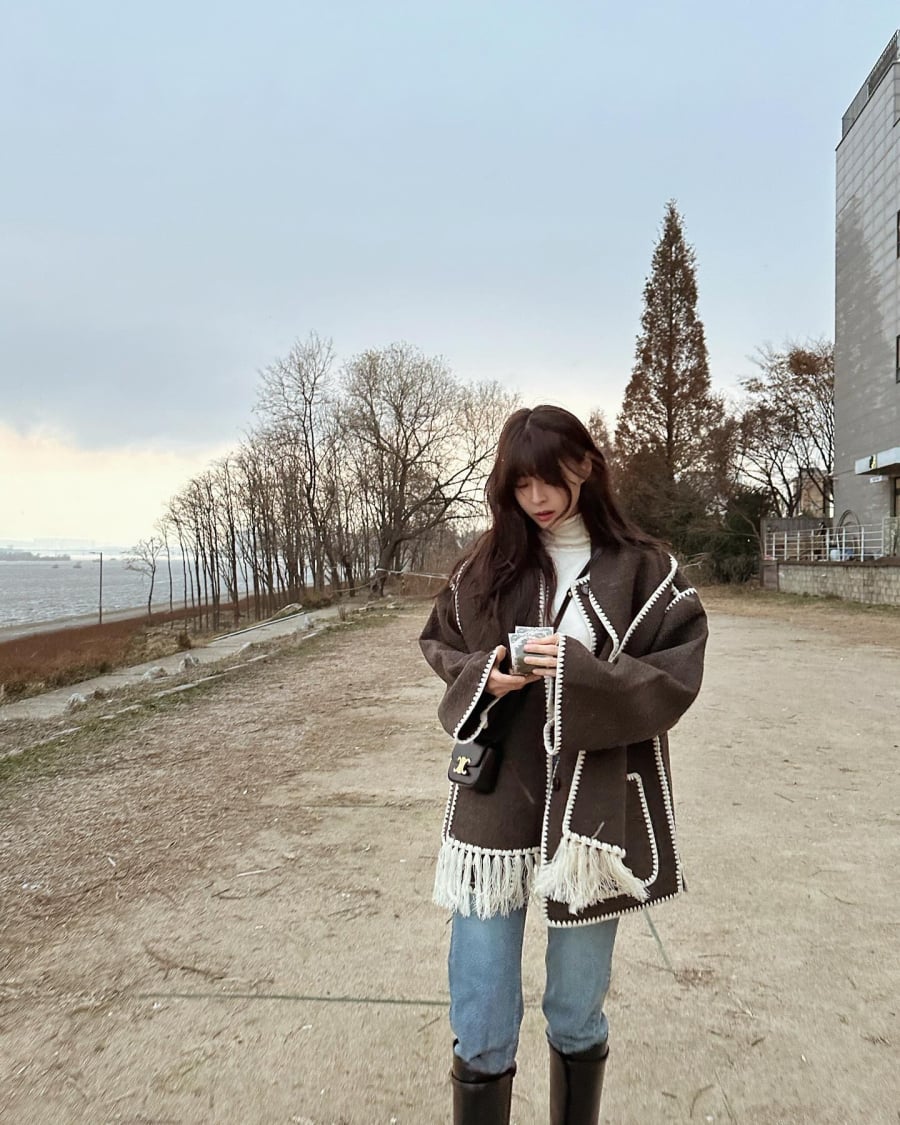 Chiếc áo khoác viền trắng tua rua trở thành tâm điểm cho bộ trang phục độc đáo nhưng không “quá tay”.