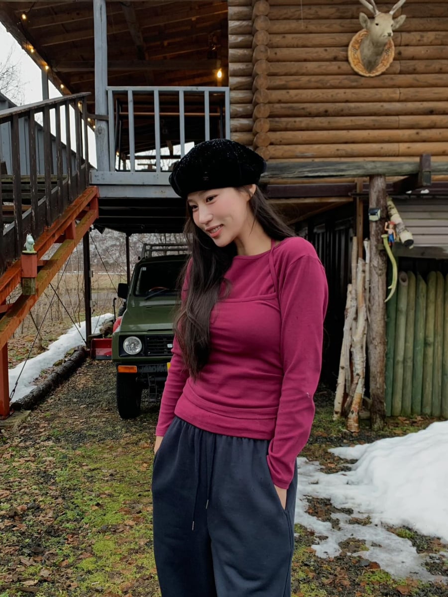 Áo thun hồng mận kết hợp cùng quần nỉ màu trung tính là lựa chọn vừa thu hút vừa cân bằng.