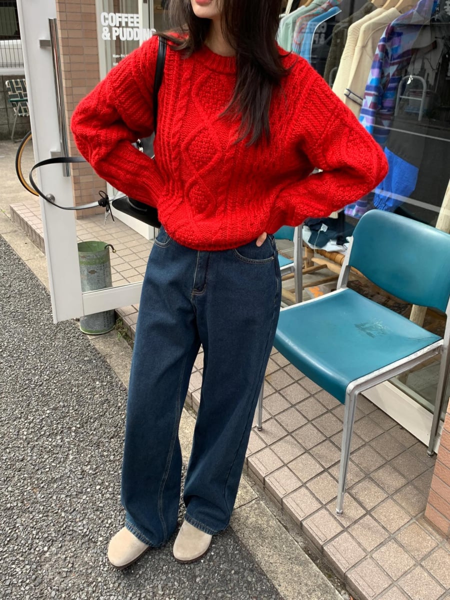 Áo len đỏ tươi đang được ưa chuộng trong mùa lễ hội và dễ mặc hơn nhiều người nghĩ.
