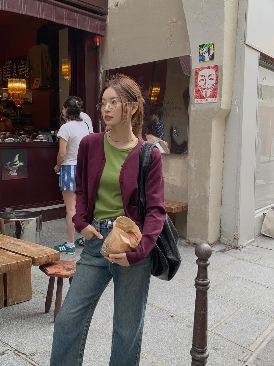 Một chiếc túi đen và vòng cổ mảnh giúp bộ trang phục trông thời thượng hơn.