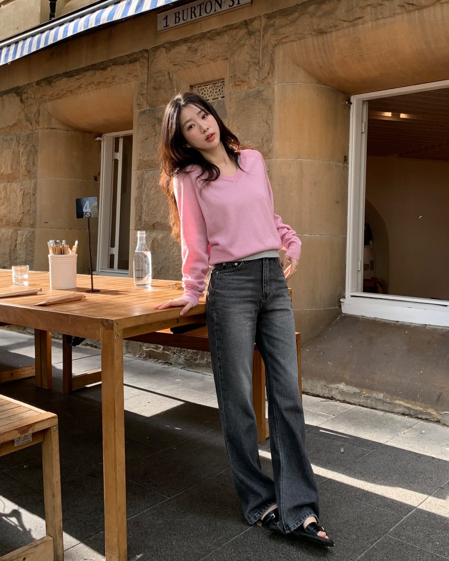 Áo hồng pastel cổ chữ V mang lại cảm giác nữ tính và mềm mại.