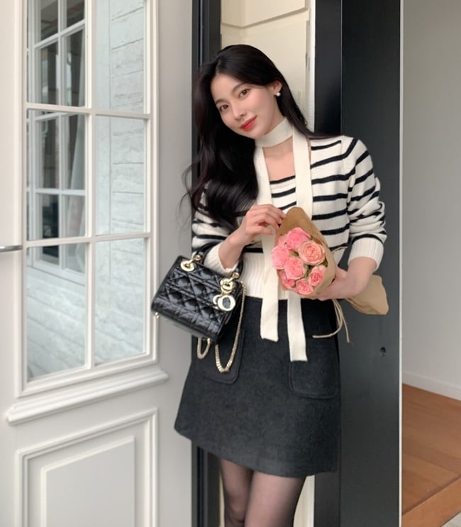 Xu hướng thắt nơ và thắt dây quanh cổ không chỉ xuất hiện ở áo blouse mà còn lan sang các thiết kế áo len.